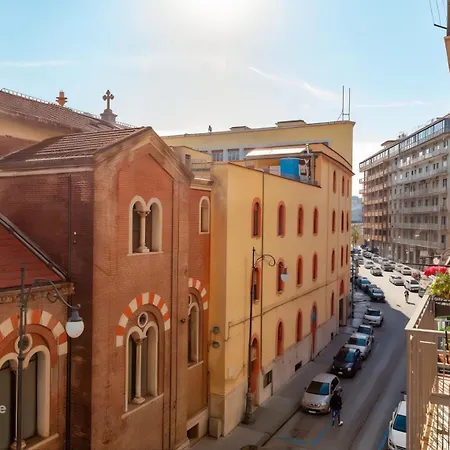 홈스테이 Un Passo Dal Treno Piazza Vittorio Veneto 36-salerno Station *